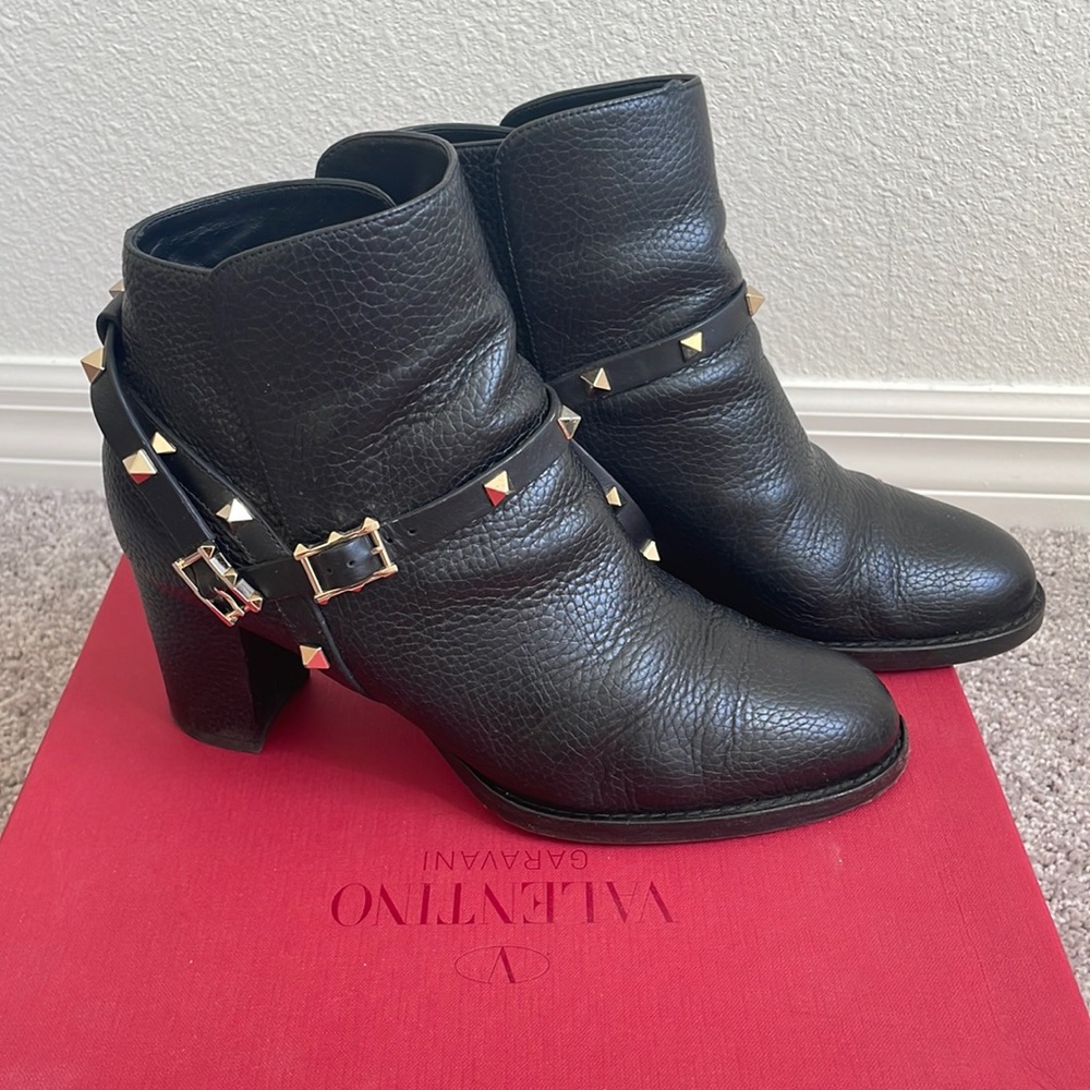 Valentino Rockstud grain leather booties 39
